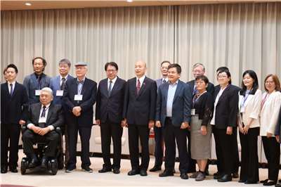 總統府秘書長潘孟安23日率監察院第7屆監委被提名人，拜會立法院長韓國瑜。（趙婉淳 攝）