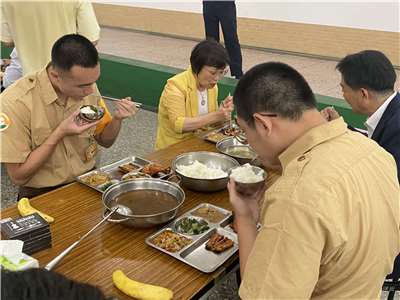 內政部長劉世芳17日到成功嶺實地了解替代役男最新訓練內容，並和替代役男一同享用團膳。(陳念宜 攝)