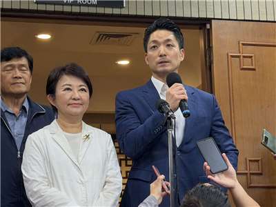 行政院21日邀集六都首長代表討論《食品安全衛生管理法》修法，台北市長蔣萬安(右)及台中市長盧秀燕出親自出席。(鄭佑漢 攝)