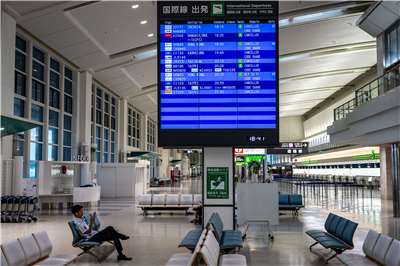 颱風巴威打亂空中交通，圖為沖繩那霸機場電子看板顯示航班取消。