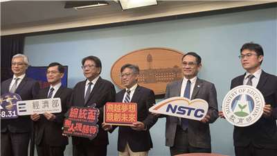 總統府今天(28日)宣布舉辦首屆「總統盃2026無人機競賽」   總統府秘書長潘孟安、經濟部產業發展署副署長鄒宇新說明賽事內容及目的。(劉玉秋攝)