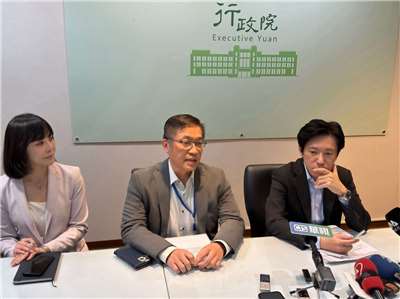行政院秘書長張惇涵(右)、財政部國庫署署長陳柏誠(中)及行政院發言人李慧芝15日下午說明，行政院16日院會預計拍板通過「青安3.0」方案。(鄭佑漢 攝)