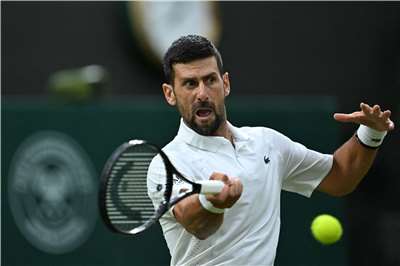 塞爾維亞網球名將喬科維奇(Novak Djokovic)1日在溫網，以直落三橫掃希臘網球好手西西帕斯(Stefanos Tsitsipas)，生涯第20度晉級溫網第3輪。