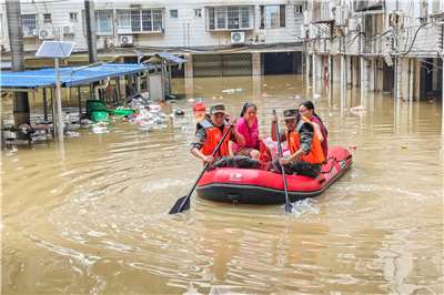 受颱風「美莎克」及其環流影響，自4日以來，廣西連日遭遇特大暴雨侵襲。圖為民眾搭乘橡皮艇疏散。