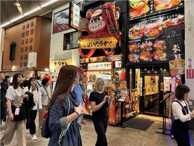 儘管受到日中關係降溫導致中國旅客大減，但日本上半年觀光客人數僅小幅下滑2%，且旅遊收入還逆勢創高，日本專家認為，日本觀光市場正逐漸擺脫對中國觀光客的依賴。圖為大阪觀光客。(Rti資料照)