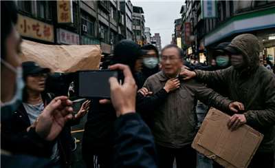 台灣目前所面對的威脅，不限於網路攻擊、假訊息或認知作戰，而是已經直接演變為針對特定人士的人身暴力。(示意圖/AI生成)