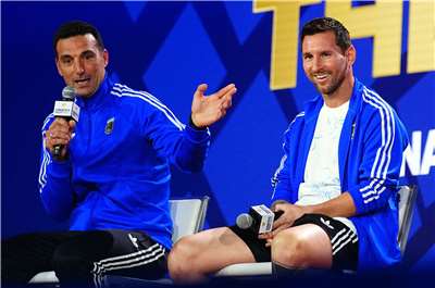 阿根廷主帥斯卡洛尼(Lionel Scaloni,左)與梅西(Lionel Messi,右)17日出席賽前記者會。