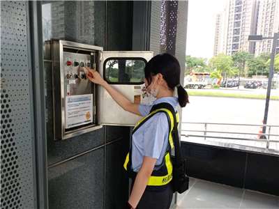 桃捷站務同仁檢視防洪閘門控制。(圖 : 桃園大眾捷運公司)