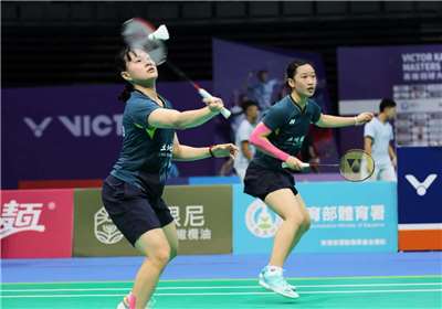 世界羽球聯盟(BWF)超級750系列的日本羽球公開賽，台灣女雙許尹鏸(右)與林芝昀(左)今天(17日)在8強戰，以直落二擊敗印尼躋身4強。(圖 : 臉書/流螢飛羽)