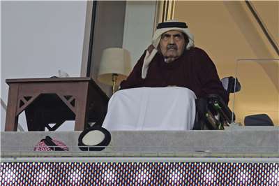卡達前國王哈麥德(Sheikh Hamad bin Khalifa Al Thani)辭世，享壽74歲。圖為他2023年在杜哈體育場觀看亞洲盃半決賽伊朗對陣卡達的足球比賽。