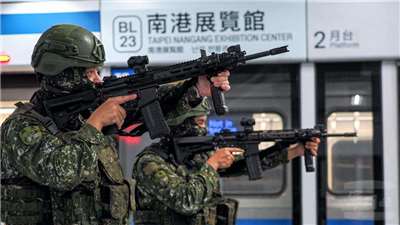 憲兵第202指揮部暨所屬部隊16日凌晨運用台北捷運執行兵力轉用演練，強化機動部署作戰能量。(軍聞社記者陳軍均攝)