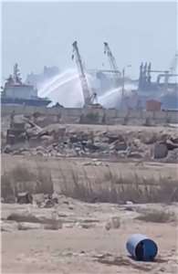 埃及達米艾塔港（Damietta）29日遭無人機攻擊，當局向其中一艘起火船隻噴射射水柱。