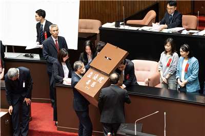 中選會人事3日再遭立法院在野黨聯手封殺。對此藍白喊話行政院再提出更優秀、具獨立性的委員人選；綠營則批評不應該因政治考量而阻擋，並擔憂中選會委員難產，恐影響年底選務運作。(楊仁翔 攝)