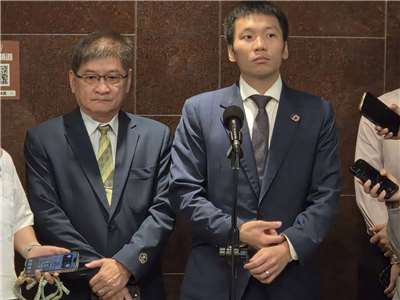 被傳請辭，運動部長李洋(右)1日澄清「目前沒有這打算」。(江昭倫 攝)