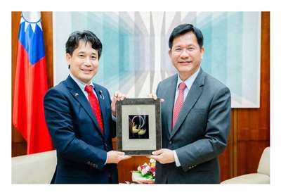 外交部長林佳龍(右)31日接見來訪的日本參議員瀧波宏文(左)，表示台灣將與日本等理念相近國家攜手合作，共同維護印太地區和平、穩定與繁榮 (外交部提供)