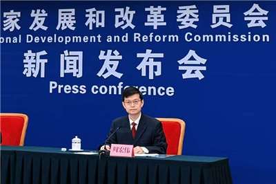 中國國家發改委國民經濟綜合司副司長周宏偉31日表示，該委正加緊研究制定「擴大內需戰略實施方案」，並將會同有關部門以「更大力度、更實舉措」有效擴大國內需求。(翻攝微博@一財快訊)