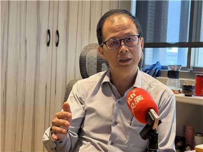 氣象署氣象預報中心主任黃椿喜接受央廣專訪時坦言，面對氣候變遷下帶來的極端降雨，全世界的專家迄今都束手無策，也是目前氣象署在氣象預報及氣象預警上最大的痛。(吳琍君 攝)