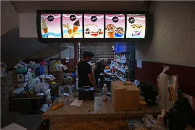 委內瑞拉雙強震後，麥當勞餐廳也變成臨時救護站，醫護人員在一家被用作醫療中心的麥當勞餐廳內整理醫療用品。(AFP)