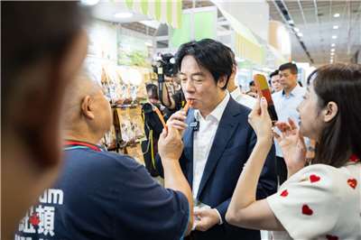 賴清德總統3日出席「台北寵物用品展」開幕典禮，並幫自己養的兩隻狗狗斑斑和Murphy採買寵物用品，行經寵物食品攤位時還試吃了寵物雞肉條肉乾。(圖：總統府)