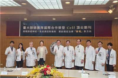 台大醫院跨國研究團隊首度揭開肺癌利用神經系統抑制免疫防禦的新機制，發現若阻斷促進腫瘤生長的神經訊號，可提升免疫系統攻擊癌細胞能力，為肺癌免疫治療開啟全新的「斷電」策略。相關研究已登上國際頂尖期刊《Cell》。(江昭倫 攝)