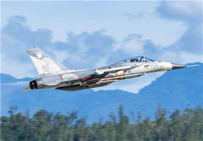 臉書粉絲團「IDF經國號」指出，代號「雄鷙專案」的空射超音速反艦飛彈首枚實彈試射先前因各種因素延宕多次，今天上午由編號1490經國號戰機掛載升空，前往九鵬外海實彈射擊，完成階段驗證。(圖 : IDF經國號)
