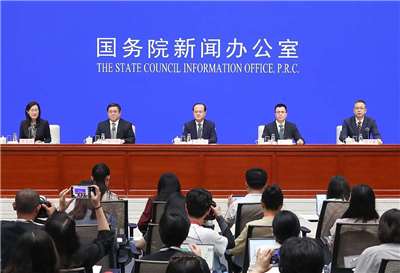 中國國務院新聞辦公室28日舉行新聞發佈會，商務部副部長鄢東(中)於會中說明中方對「產能過剩」問題的相關立場。(圖翻攝中國國新辦)