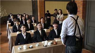 進入決選的10多位國際禮賓親善大使學生學習奉茶禮儀。