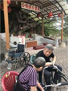 到高雄美濃參訪，巧遇小時候隨父母親從新竹新埔南下高雄旗山耕田的阿婆，現在跟女兒住在美濃，我們在美濃庄頭伯公前聊了起來。2021，高雄美濃。楊國鑫提供