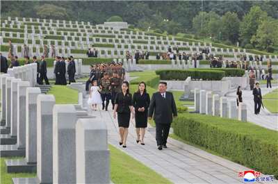 北韓領導人金正恩攜夫人李雪主和女兒金朱愛前往平壤大城山革命烈士陵園，紀念韓戰停戰協定簽署73週年。圖攝於26日。 (AFP)