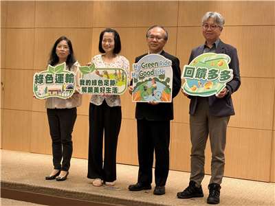 交通部政務次長陳彥伯(中右)1日率領交通科技及資訊司長呂文玉(中左)、公共運輸及監理司長胡廸琦(左)以及公路局副局長周廷彰(右)，正式推出「我的綠色足跡，解鎖美好生活―綠色運輸服務平台」。(吳琍君 攝)