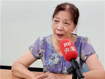 今年76歲的白婉芝，陪伴失智母親走過人生最後一段路，卻在照顧母親過程中也被診斷罹患失智症，從照顧者變成患者，白婉芝沿著母親走過的腳步前行，學習如何與失智症共處。(鄭佑漢 攝)