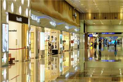財政部2日預告修正免稅商店辦法部分條文草案，預告期間至今年8月31日止。關務署表示，本次修正將有助於打造「免簽名、無紙化、更便利」的購物環境，優化旅客購物體驗及免稅商店服務品質，並兼顧數位化發展與環境永續。圖為桃園國際機場內免稅店。資料照。