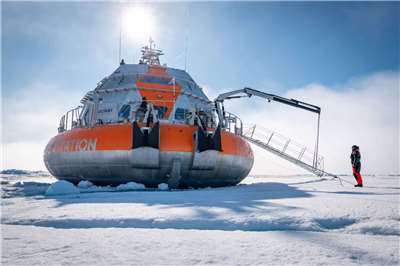法國外型宛如巨大鋁製冰屋(igloo)的漂浮研究站「塔拉極地站」(Tara Polar Station)。 (圖:翻拍自官網)