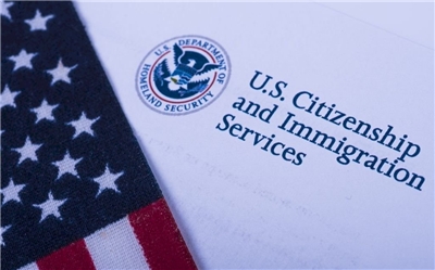 美國國籍暨移民局(USCIS)X平台發文表示，在川普總統領導下，USCIS正在恢復移民必須能夠自力更生的基本原則。示意圖。(圖:USCIS)