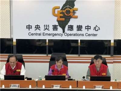 針對巴威颱風因應，中央災害應變中心11日上午召開工作會報，指揮官、內政部長劉世芳(中)要求各單位與地方政府嚴密監控災情通報。(圖：中央災害應變中心提供)