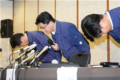 日本熊本縣28日發生強震後，「永旺夢樂城熊本」發生爆炸，目前已釀3人死亡。AEON社長吉田昭夫29日在記者會上鞠躬致歉。