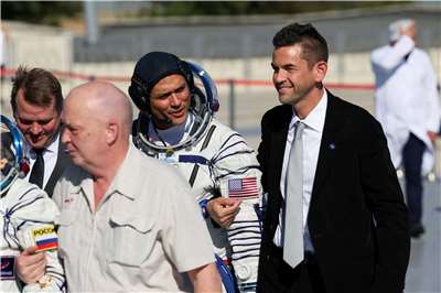 NASA署長艾薩克曼(Jared Isaacman)(右)14日造訪哈薩克拜貝康諾(Baikonur)太空發射場，出席國際太空站發射任務。