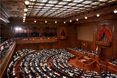 日本國會近期朝野對立加劇，眾議院議長森英介1日上午罕見召集朝野7黨的代表，出面調停。圖為日本眾議院開會情況。資料照片 (AFP)