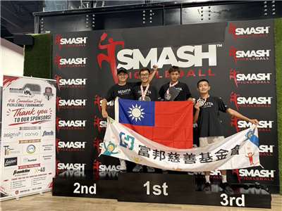 黃俊榮(左起)近日率領邱奕偉、江亞鴻、曾哲炫3名選手組成「無聲戰士（Silent Heroes）」台灣聽障匹克球代表隊首度參加加拿大聽障匹克球錦標賽，就勇奪6金2銀佳績。(黃俊榮教練提供)