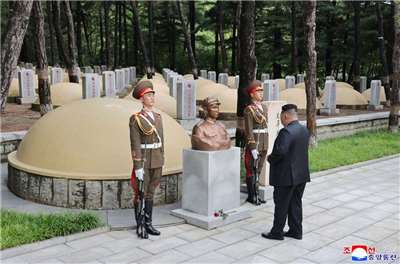 北韓領導人金正恩26日在毛岸英墓前獻花致意。(圖:KCNA)