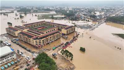 受颱風「梅莎」帶來的強降雨影響，廣西橫州市的六藍水庫6日決堤，造成當地傷亡慘重。