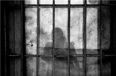 涉綁架殺害高雄建商後分屍丟棄、遭判死刑定讞的歐陽榕，經檢察總長提起非常上訴。因今年1月因病死亡，最高法院認為確定判決違背法令，今天(9日)撤銷原死刑判決。示意圖。 (圖：Unsplash)