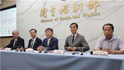 衛福部食藥署公布中聯問題油調查報告，行政院政務委員陳時中(中)、衛福部長石崇良(左二)、食藥署長姜至剛(右二)均出席。(劉品希 攝)
