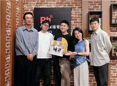 樂團淺堤與主持人內克（中）合照。