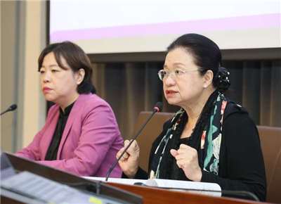監察委員田秋堇(右)表示，據衛福部提供資料，2015年至2025年間，共通報611名境外移植個案，移植地點以中國507人為大宗，其次為美國、柬埔寨各37人。資料照。