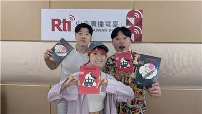 主持人亞特(左)、佑仁(右)與來賓ayo(中)