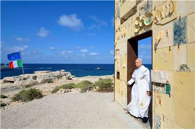 教宗良十四世4日拜訪義大利拉姆培杜薩島（Lampedusa Island），圖為教宗穿過島上歐洲之門紀念碑的拱門。