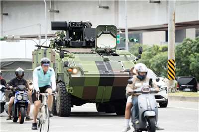 國軍展開「聯合防禦操演」，強調「實兵、實時、實地」等實戰化要求。為演練真實作戰場景，陸軍CM32裝步車也實際開在一般道路上。(楊仁翔 攝)