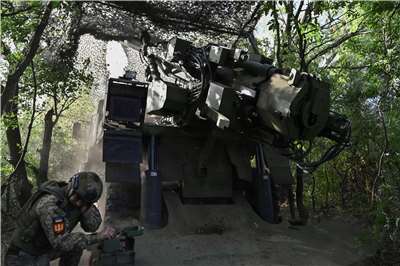 根據研究報告顯示，俄羅斯入侵烏克蘭已造成超過200萬軍事人員死傷，其中又以俄軍部隊佔多數。圖為烏克蘭軍人向俄羅斯軍隊發射彈砲，地點在波克羅夫斯克(Pokrovsk)鎮外。(資料照片)
