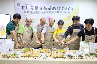 茶改場場長蘇宗振（中）及貴賓示範健康苦茶油拌沙拉。(農業部提供)
